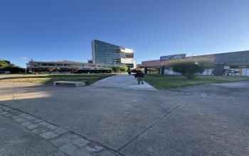 Plaza frente al Pabellón Forma