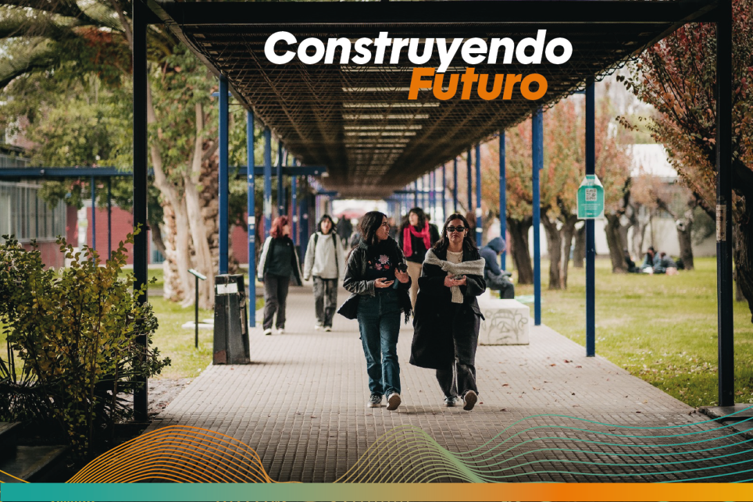 Estudiantes caminando por un pasillo de la Usach